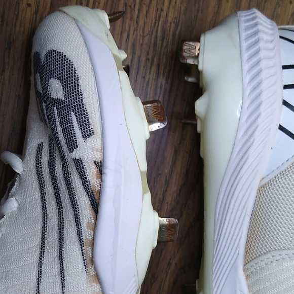 New Balance Kids Size 5 White Sports Cleats Shoes - Picture 7 of 13